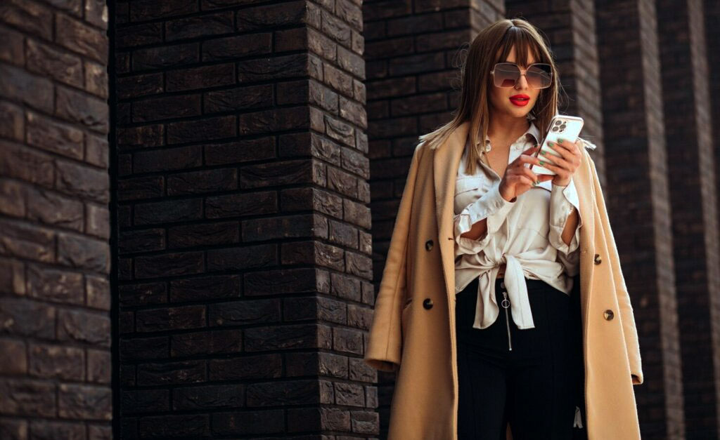 Modische Herbstoutfits mit vielseitigen Lederdetails